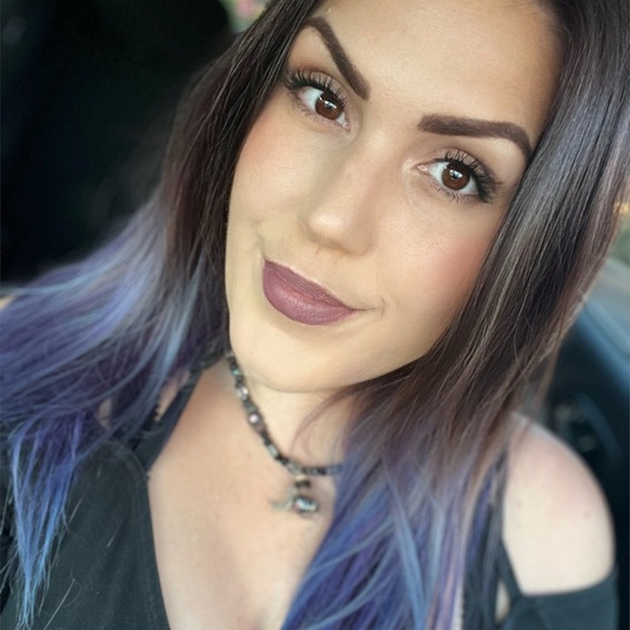 Meet your Posher, Becca - Picture 3 of 3